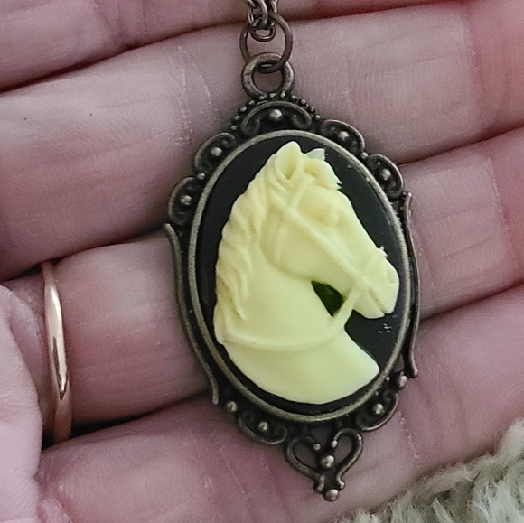 Vintage Horse Cameo Pendant Necklace - Picture 1 of 6